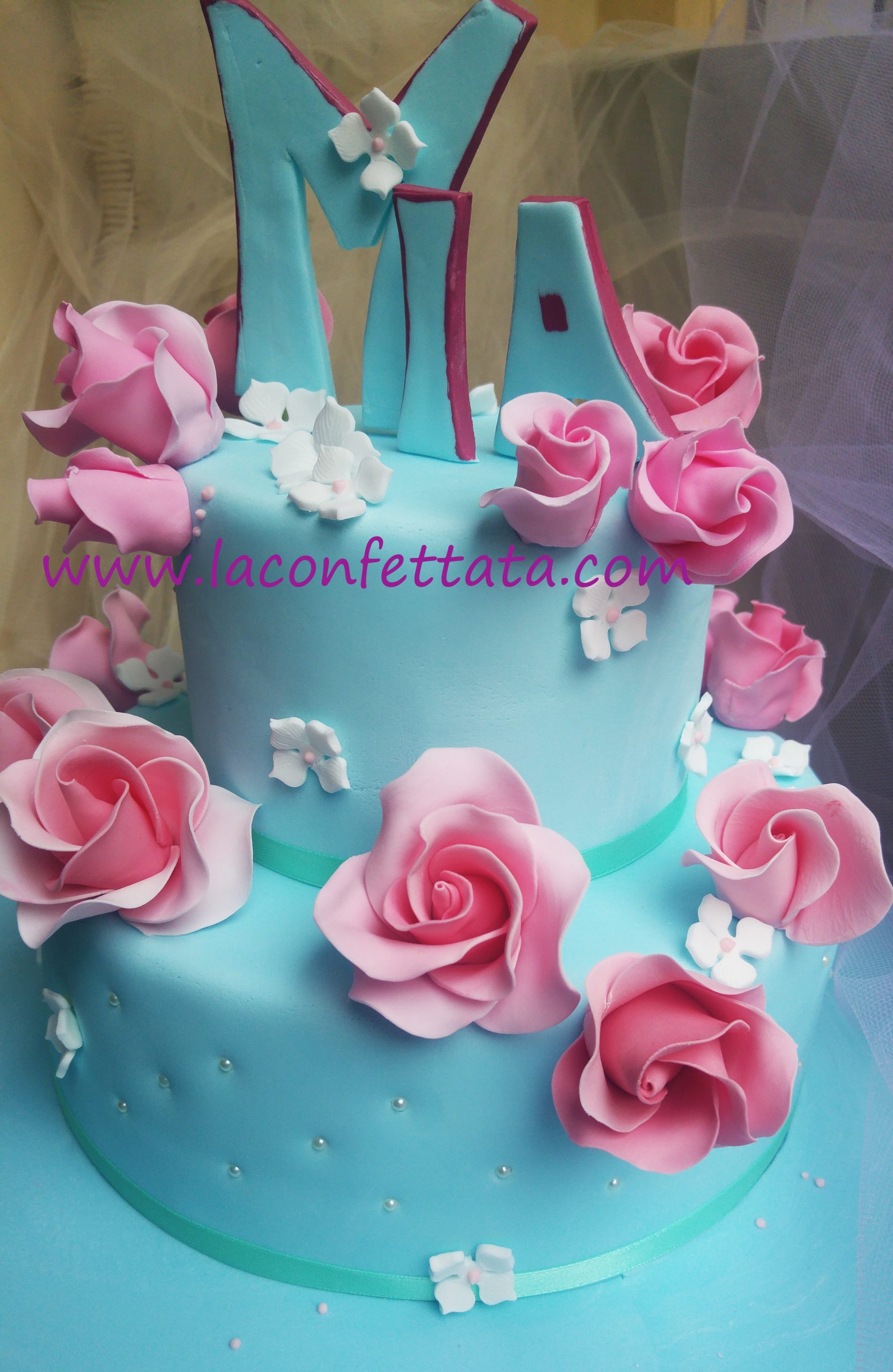 torta battesimo femminuccia, torta battesimo, torta con rose, torta elegante con rose