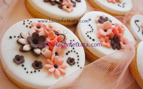 biscotti-matrimonio-rotondi-fiori-marrone-rosa