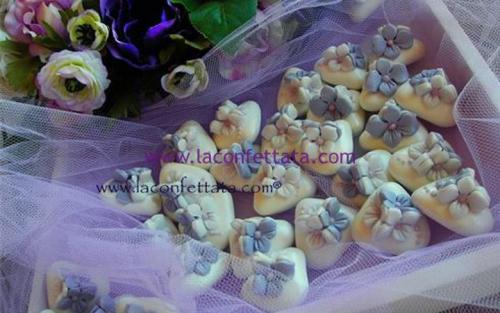 confetti-decorati-fiori-bianchi-lilla