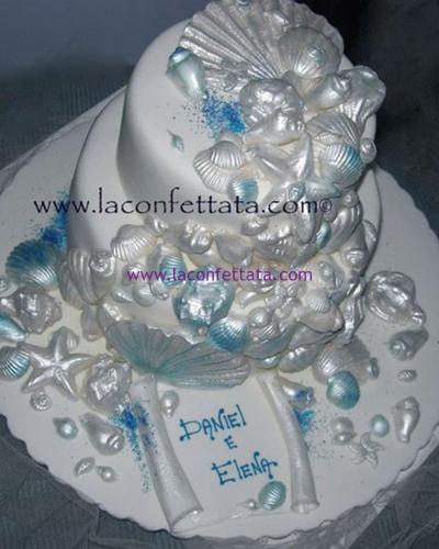 torta-matrimonio-bianca-conchiglie-azzurre